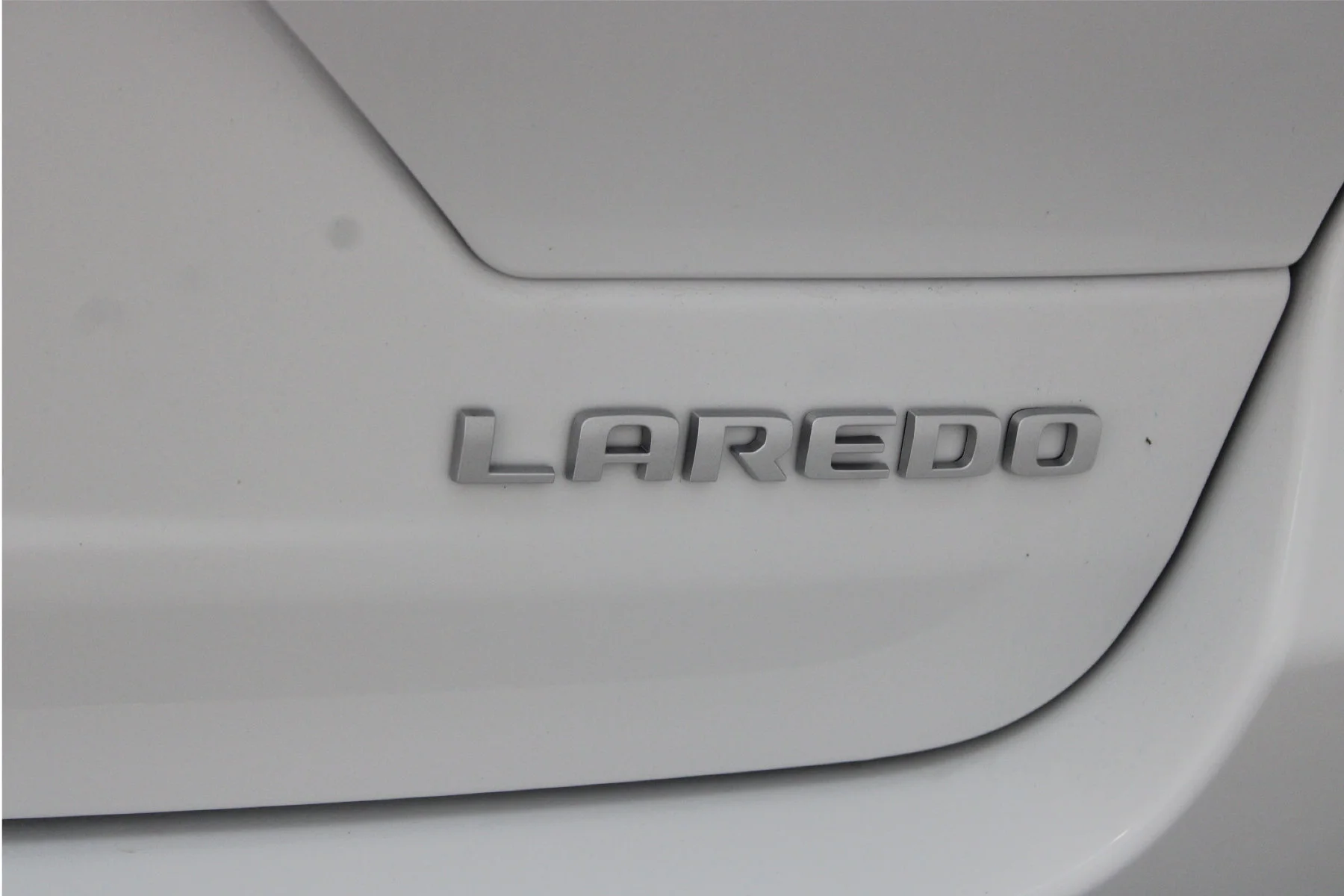 New 2025 Bright White Clear-Coat Exterior Paint Jeep Laredo  x 4x2 image 19