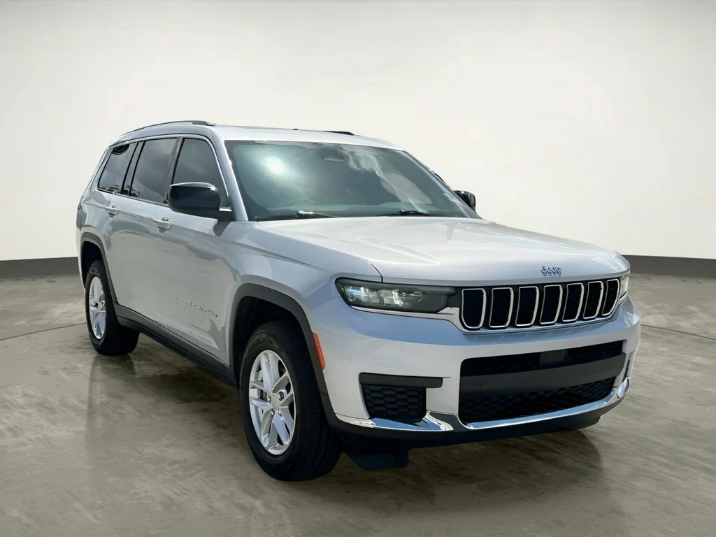 Used 2021 Silver Jeep Laredo image 10