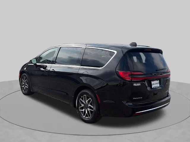 New 2027 Diamond Black Crystal Pearl-Coat Paint Chrysler Limited image 3