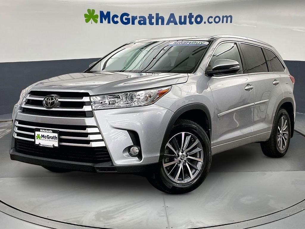 Used 2018 Silver Toyota XLE image 2