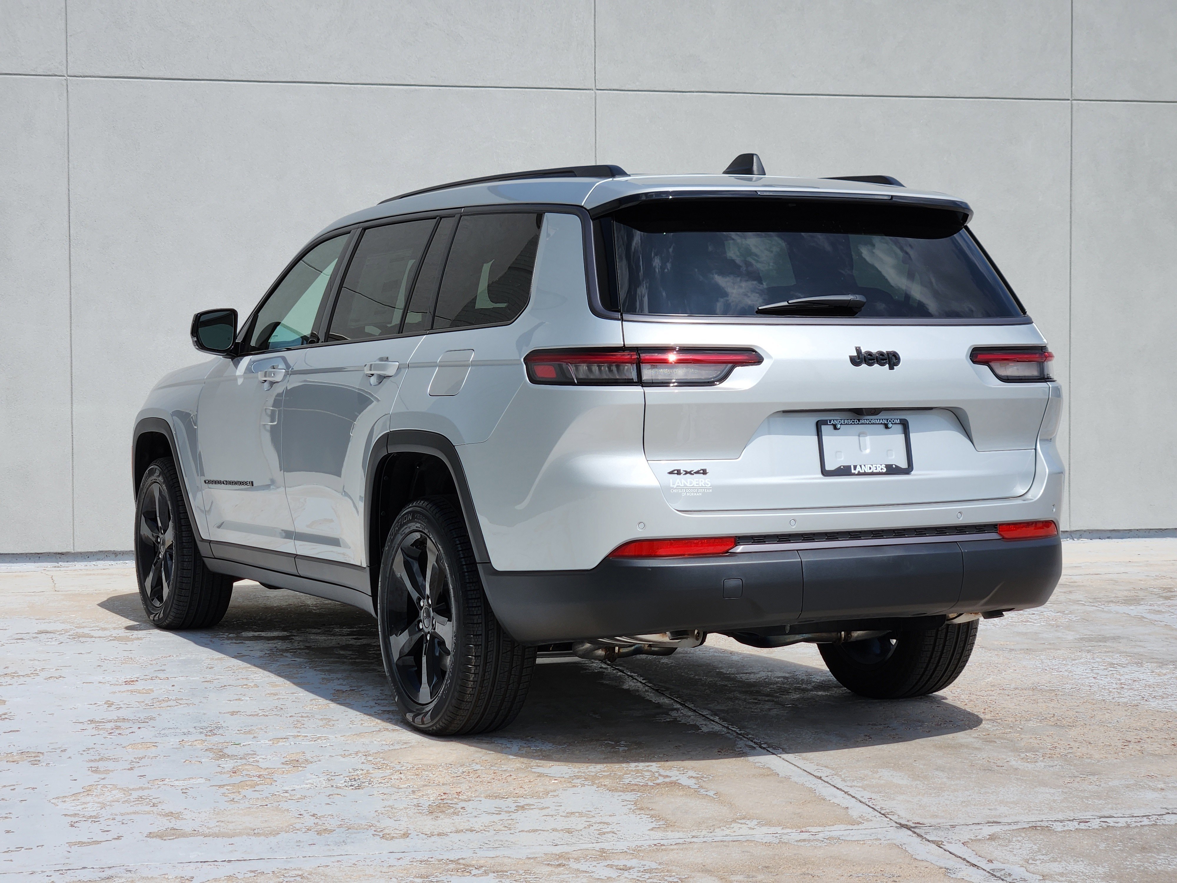 New 2026 Silver Zynith Exterior Paint Jeep Limited image 3