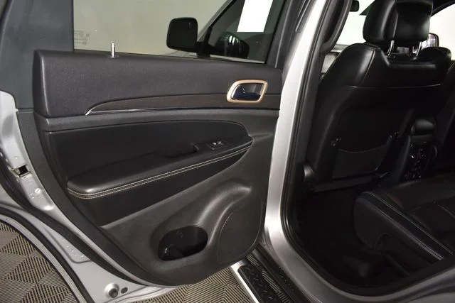 Used 2016 Silver Jeep Limited image 24