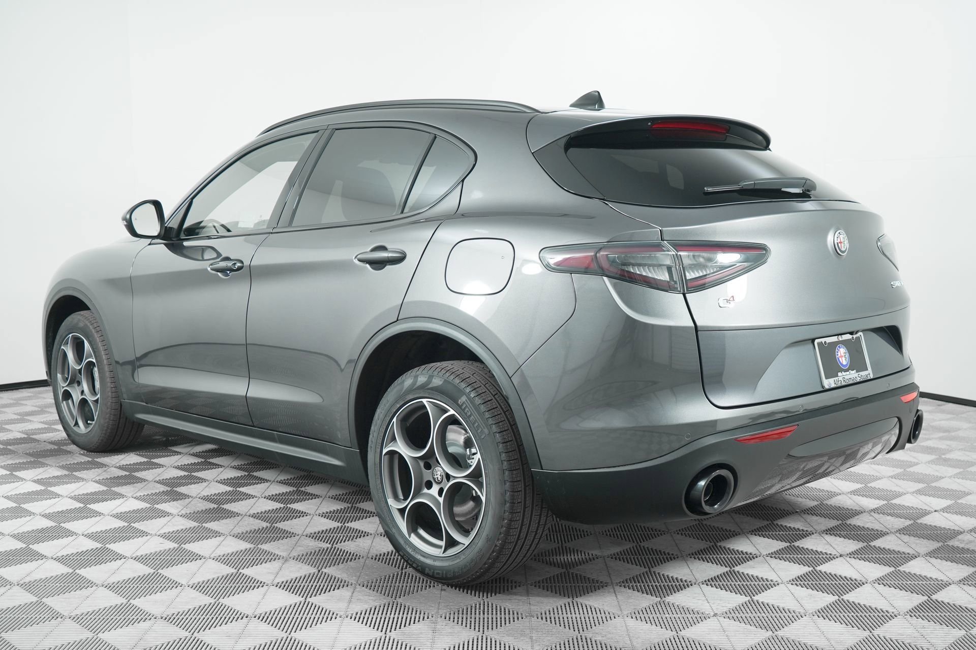 New 2025 Vesuvio Gray Metallic Exterior Paint Alfa Romeo Base image 5