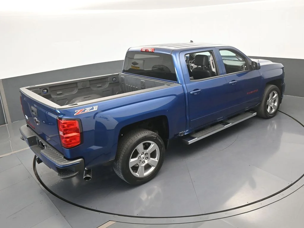 Used 2016 Deep Ocean Blue Metallic Chevrolet LT image 37