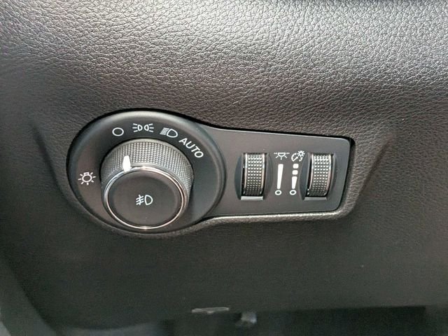 Used 2025 White Jeep Limited image 24