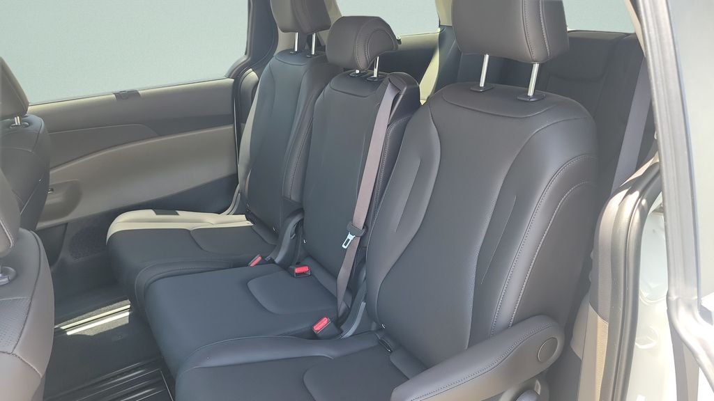 New 2026 Snow White Pearl Kia EX image 10