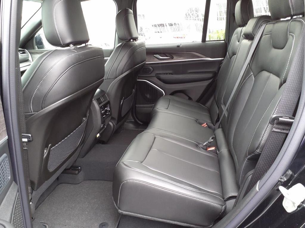 New 2024 Diamond Black Crystal Pearlcoat Jeep  image 23