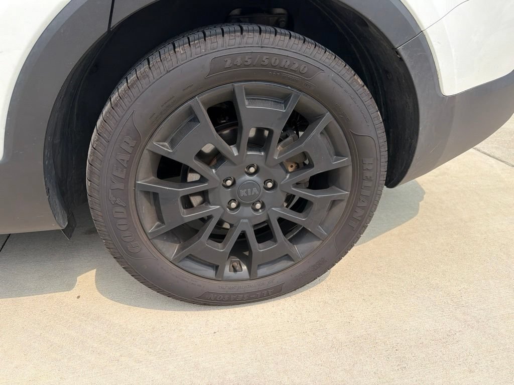 Used 2021 Snow White Pearl Kia EX image 17