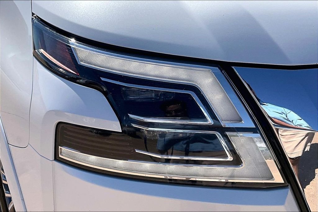 Used 2022 White Nissan SL image 32