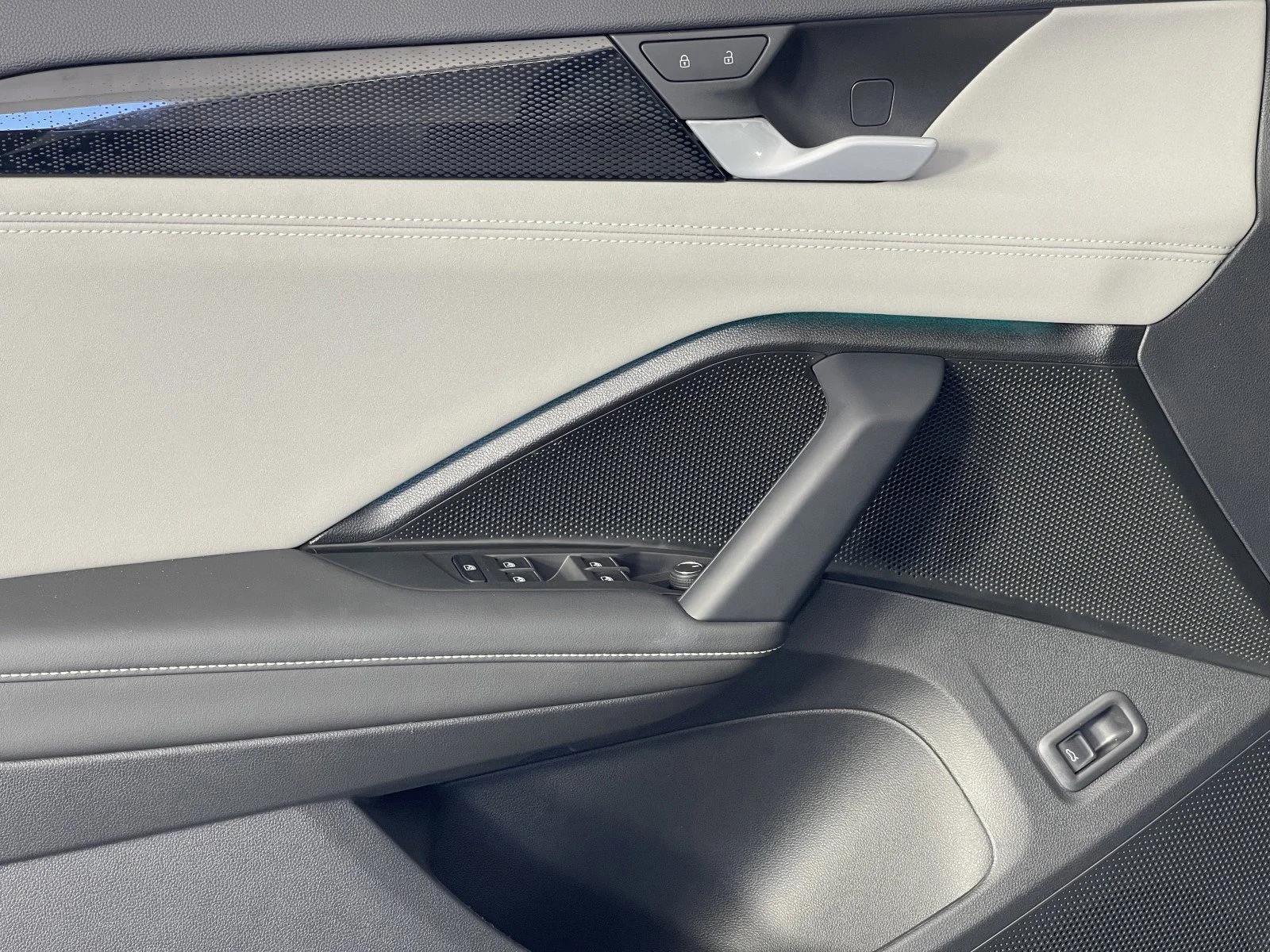 2025 Volkswagen Tiguan SE - Photo 20