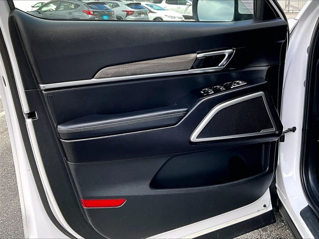 Used 2021 White Kia EX image 9