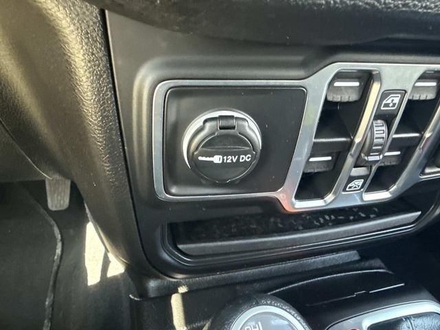 Used 2025 Granite Crystal Clearcoat Metallic Jeep Sport S image 33