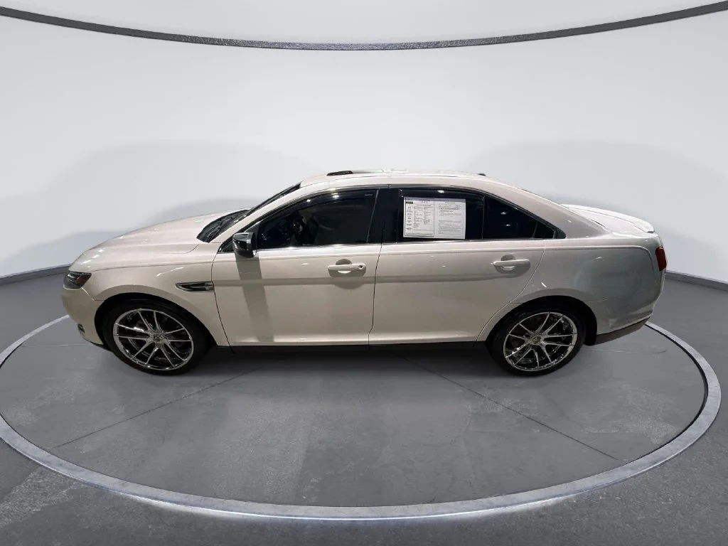 Used 2018 White Ford Limited image 4