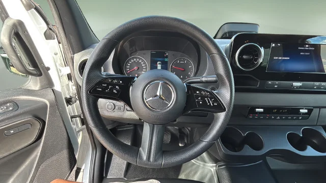 Used 2025  Mercedes-Benz NA image 19