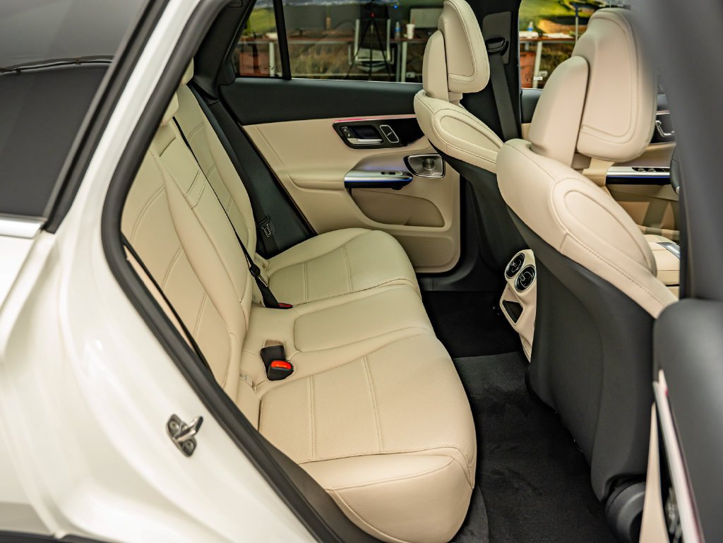 New 2027 Polar White Mercedes-Benz GLC 300 image 41
