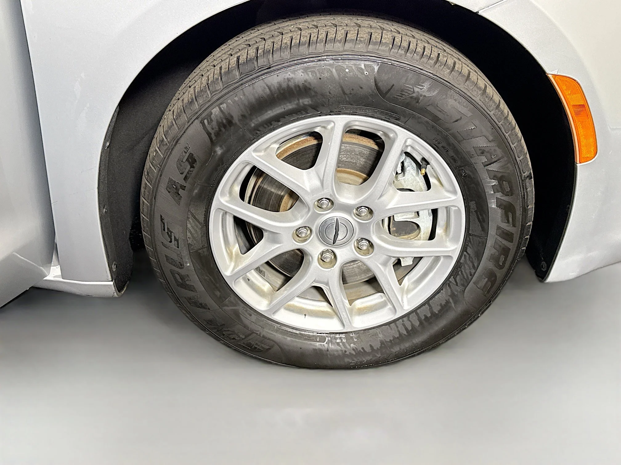 Used 2023 Silver Mist Clearcoat Chrysler LX image 26