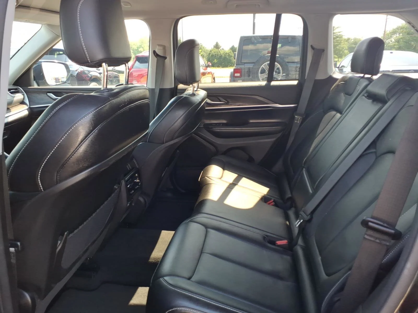 Used 2023 Diamond Black Crystal Pearlcoat Jeep Limited image 25