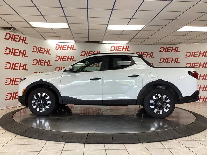 Used 2025 White Hyundai SEL image 4