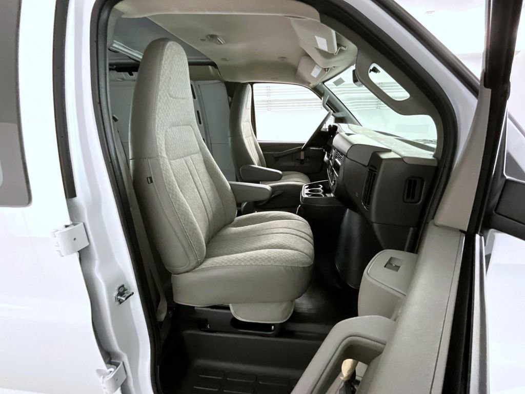 2025 Chevrolet Express Cargo Work Van - Photo 10