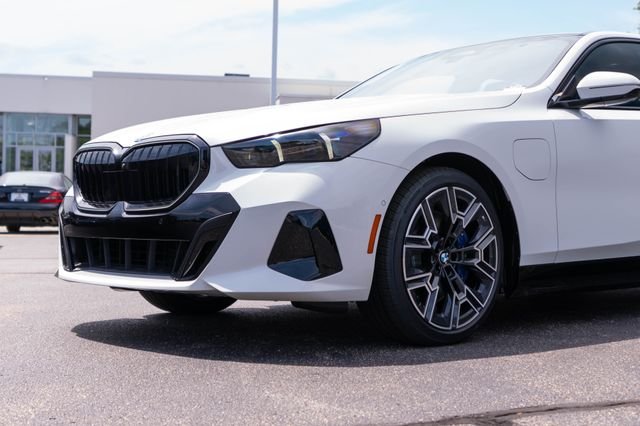 New 2027 Alpine White BMW 550e xDrive image 6