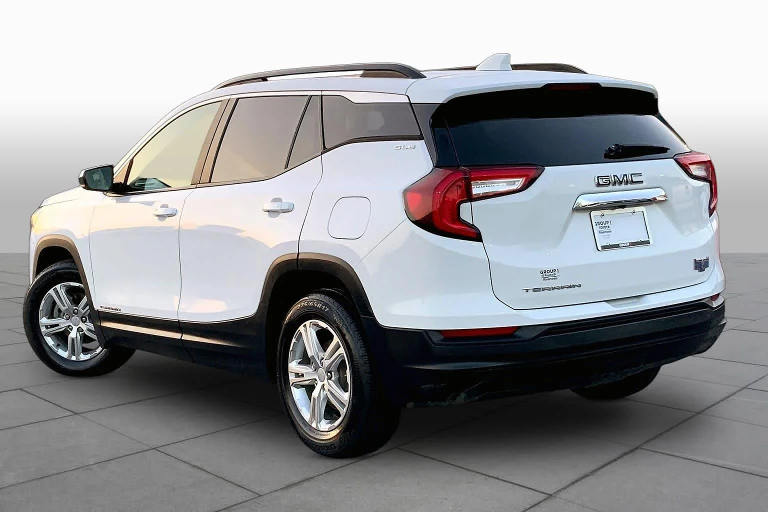 Used 2022 Summit White GMC SLE image 11
