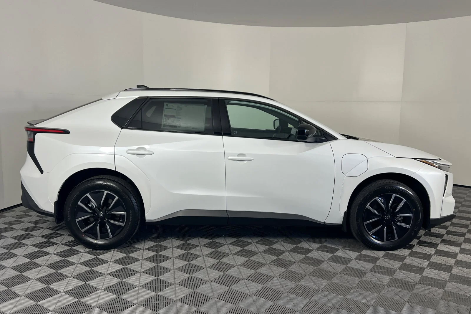 New 2027 Wind Chill Pearl <sup>1</sup> Toyota  XLE image 2