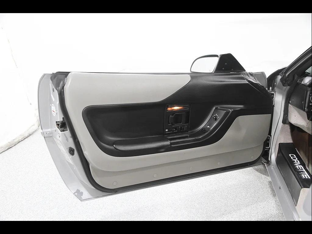 Used 1996  Chevrolet Base image 5