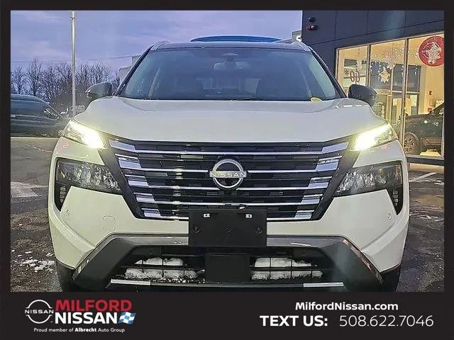 Used 2025 White/off-white Nissan SL image 5