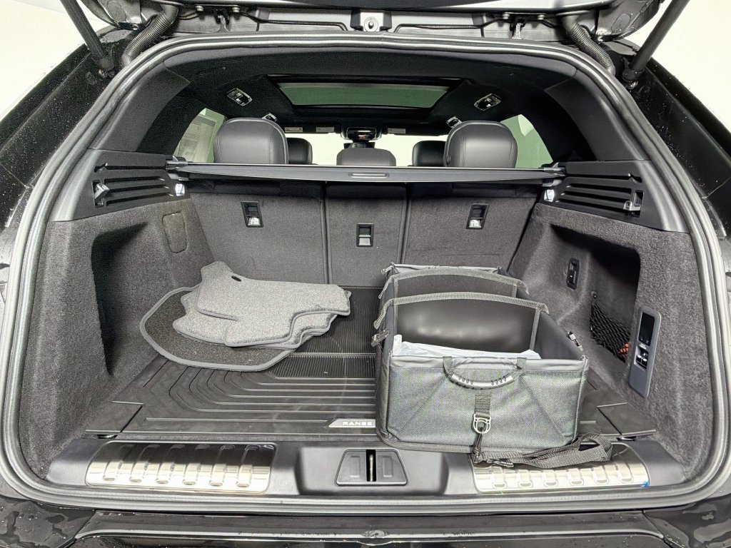 New 2027 Santorini Black Land Rover  Dynamic SE P530 image 28
