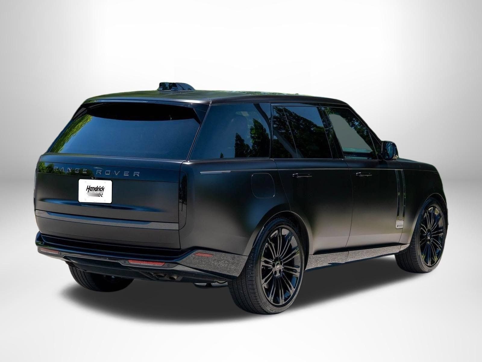Used 2025 Obsidian Black SV Bespoke Ultra Metallic Satin Land Rover Autobiography image 8