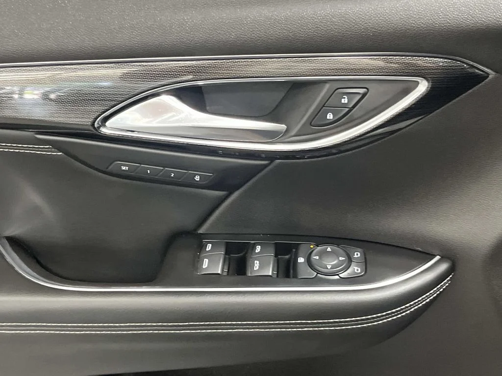 Used 2023 Summit White Buick Essence image 18