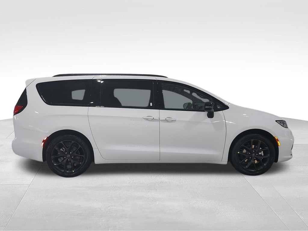 New 2026 Bright White Clear-Coat Exterior Paint Chrysler Limited image 9