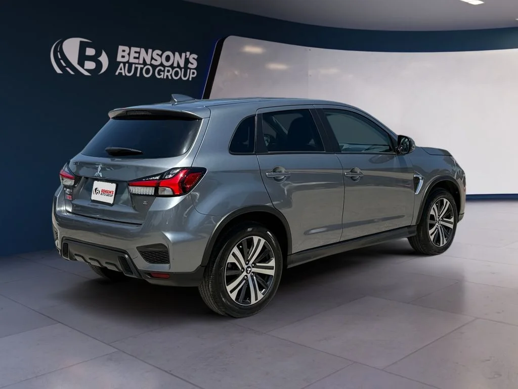 Used 2025  Mitsubishi 2.0 ES image 5