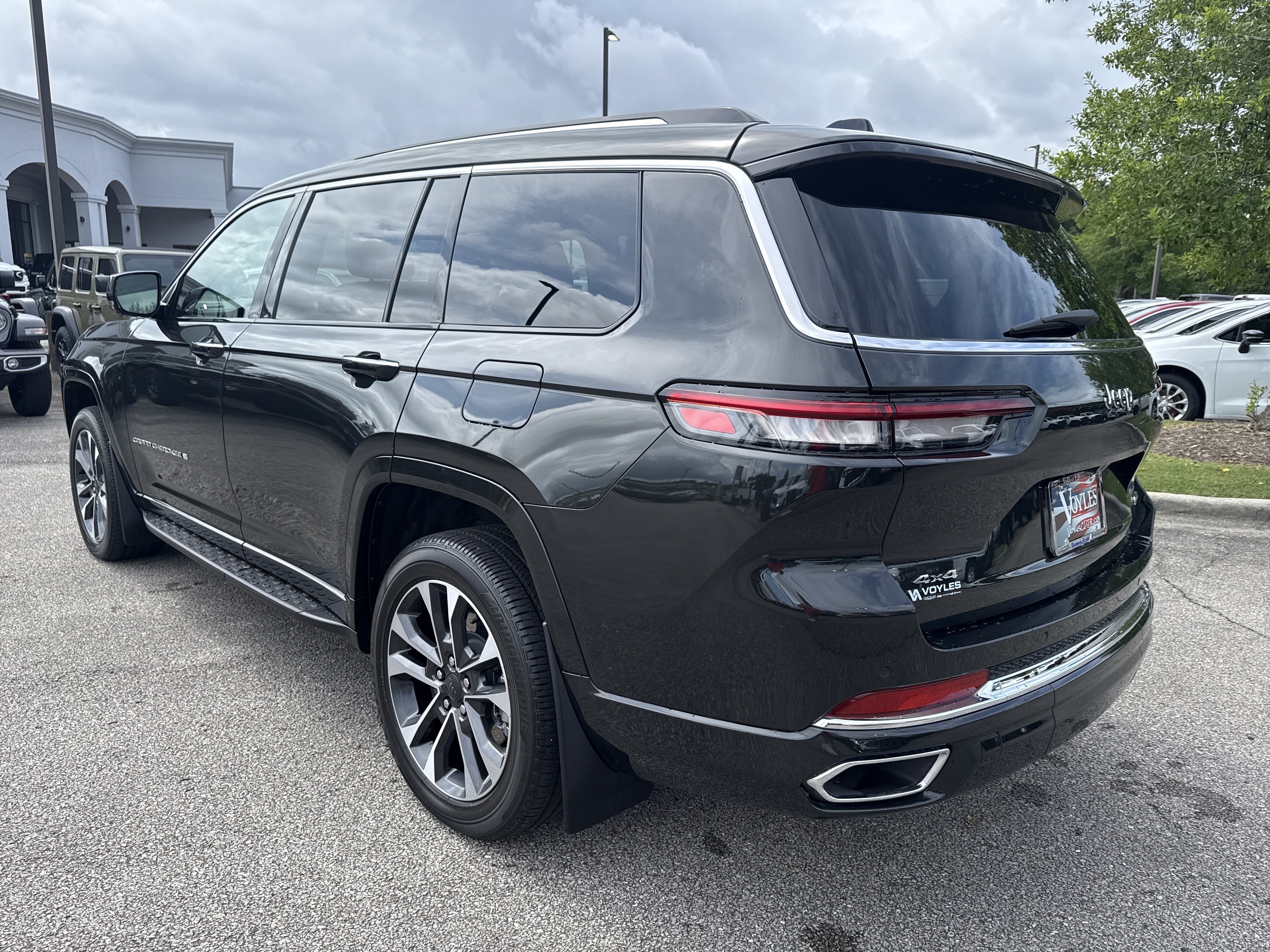 Used 2023 Rocky Mountain Pearlcoat Jeep Overland image 5