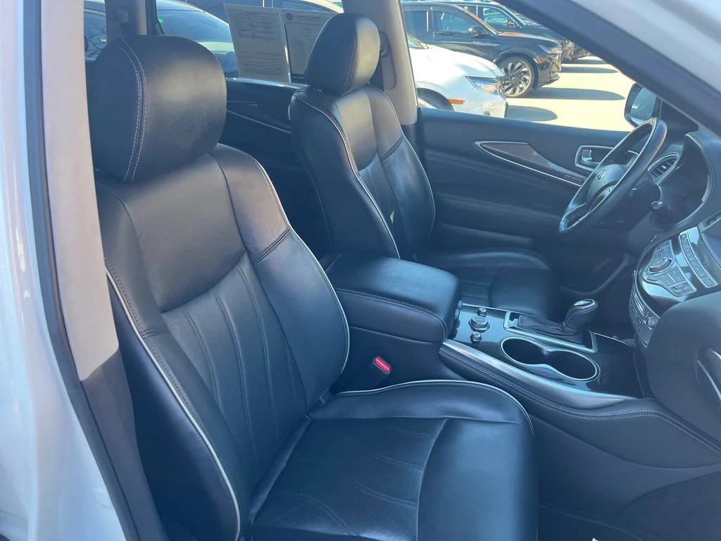Used 2018 White INFINITI Base image 2