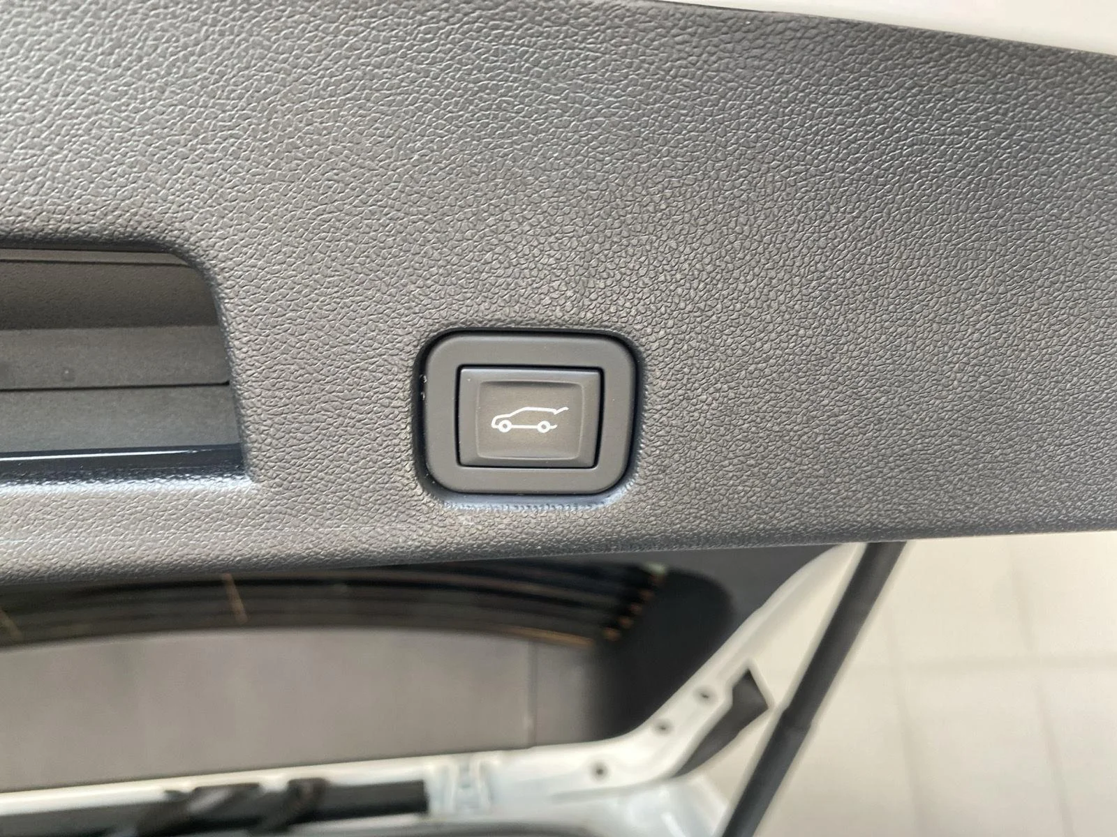 Used 2025 Summit White Chevrolet LT image 8
