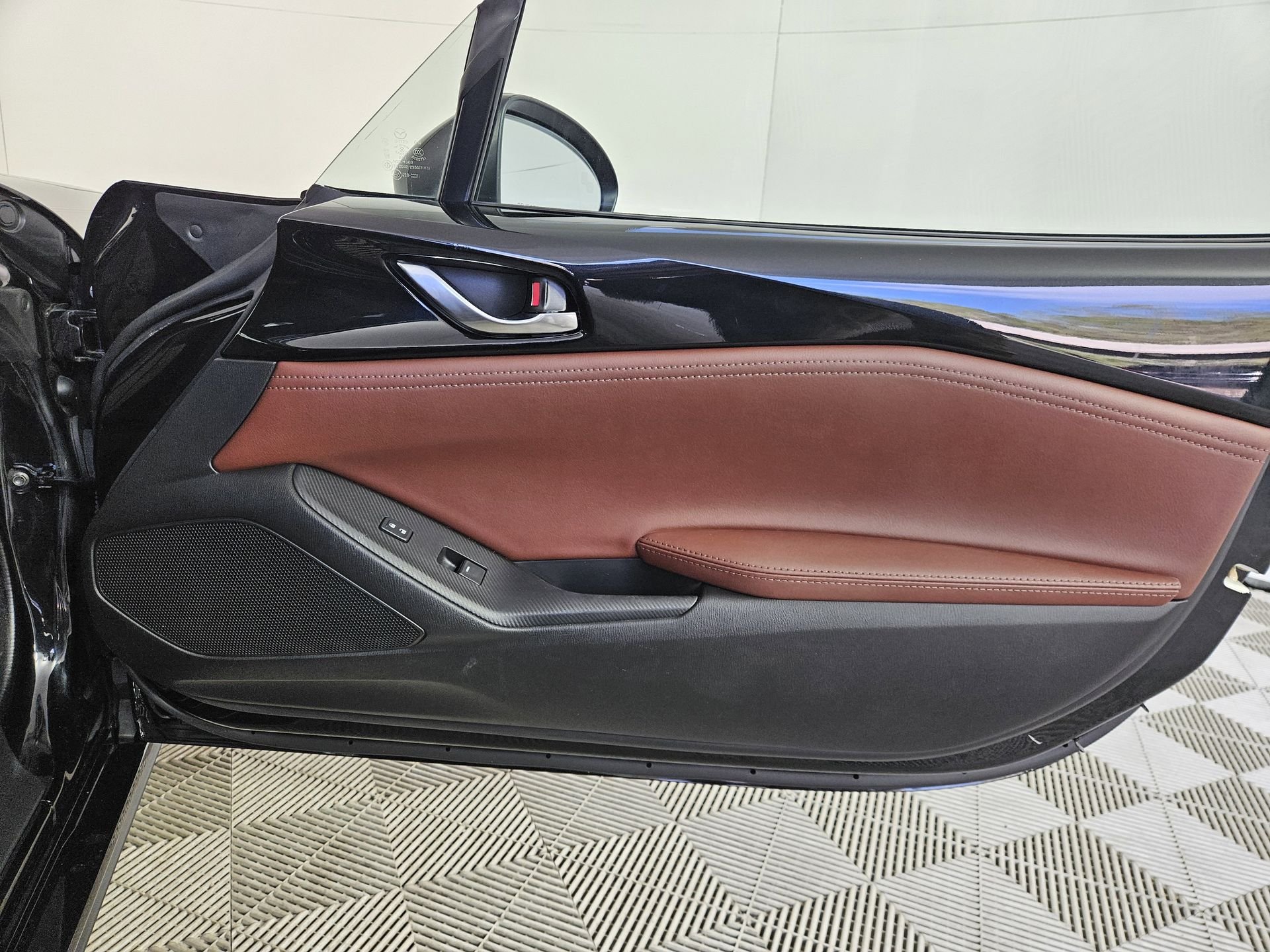 Used 2018 Black Mazda Grand Touring image 39