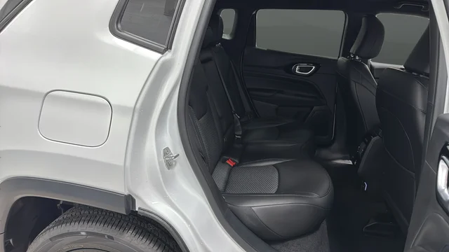 New 2026 Bright White Clear-Coat Exterior Paint Jeep Latitude image 24