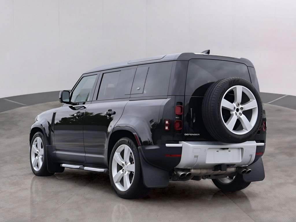 Used 2024 Santorini Black Metallic Land Rover SE image 5