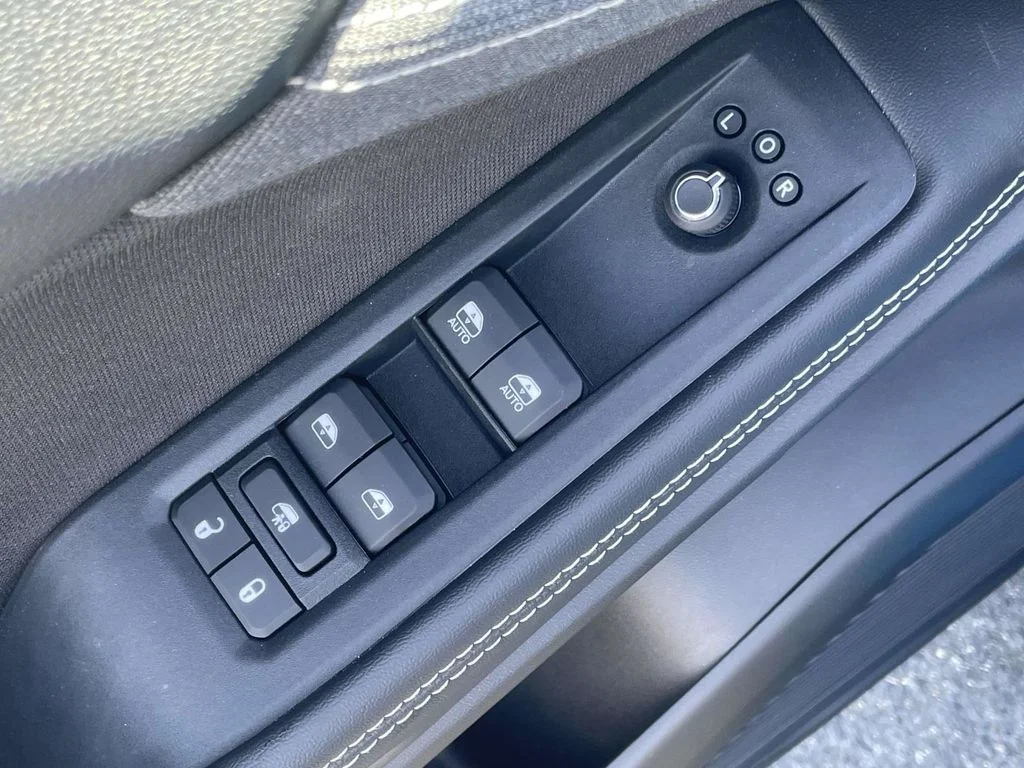 New 2026 Hydro Blue Pearlcoat Jeep Laredo image 28