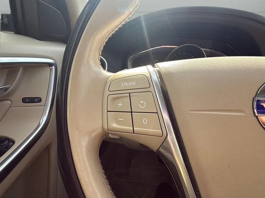 Used 2015 White Volvo T6 image 9