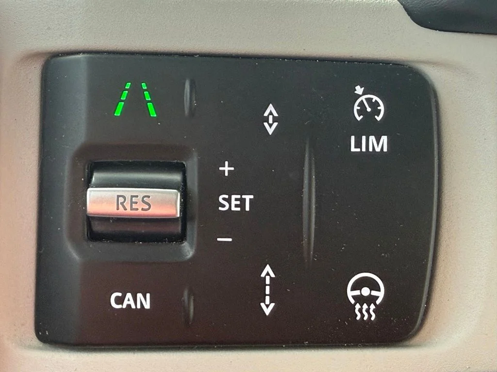 Used 2025 Green Land Rover X-Dynamic SE image 15