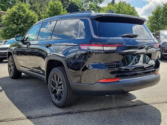 New 2026 Diamond Black Crystal Pearl-Coat Exterior Paint Jeep Altitude image 3