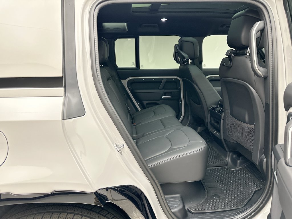 New 2026 Borasco Grey Metallic Land Rover X-Dynamic SE image 7