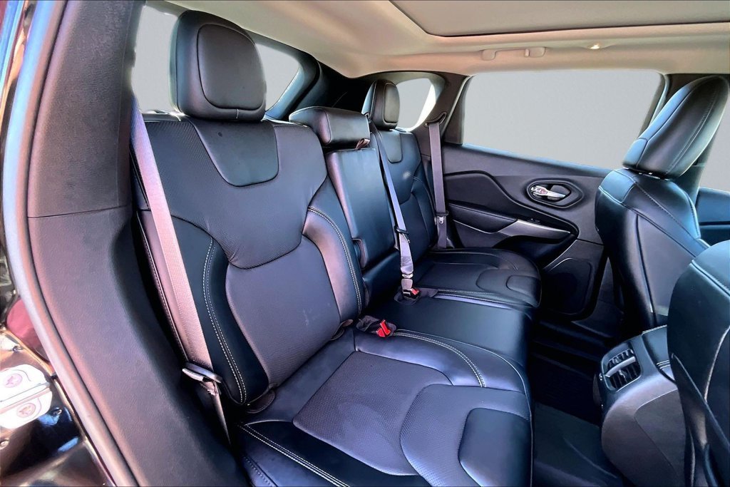 Used 2022 Black Jeep Latitude Lux image 25