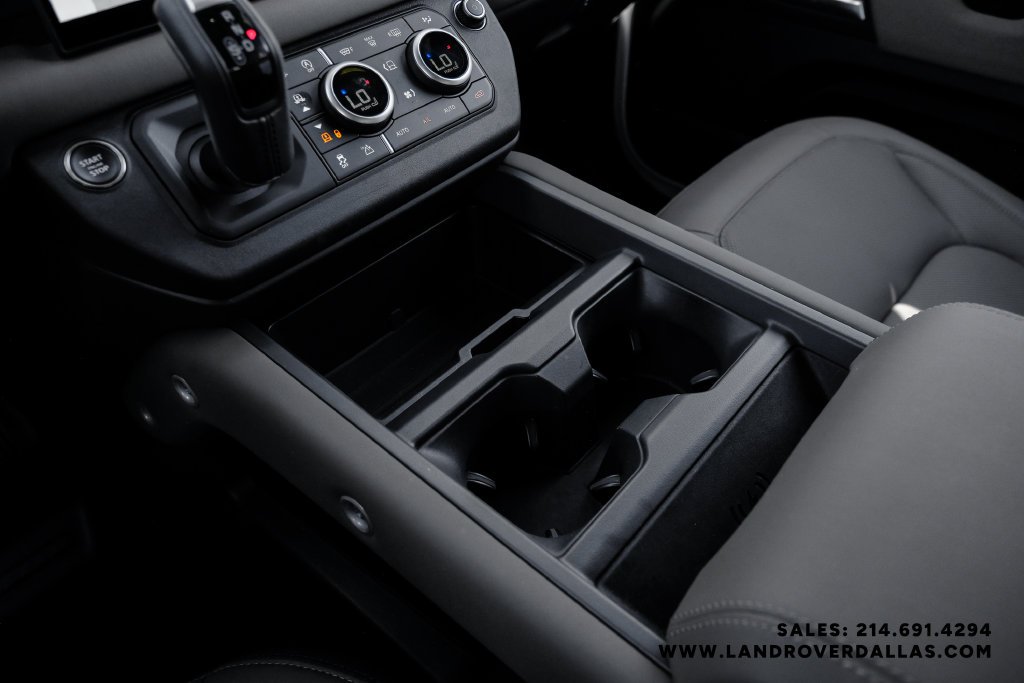 Used 2025 White Land Rover X-Dynamic SE image 30
