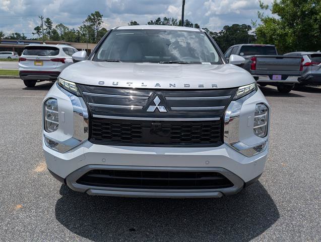 Used 2025 White Diamond Mitsubishi SE image 18