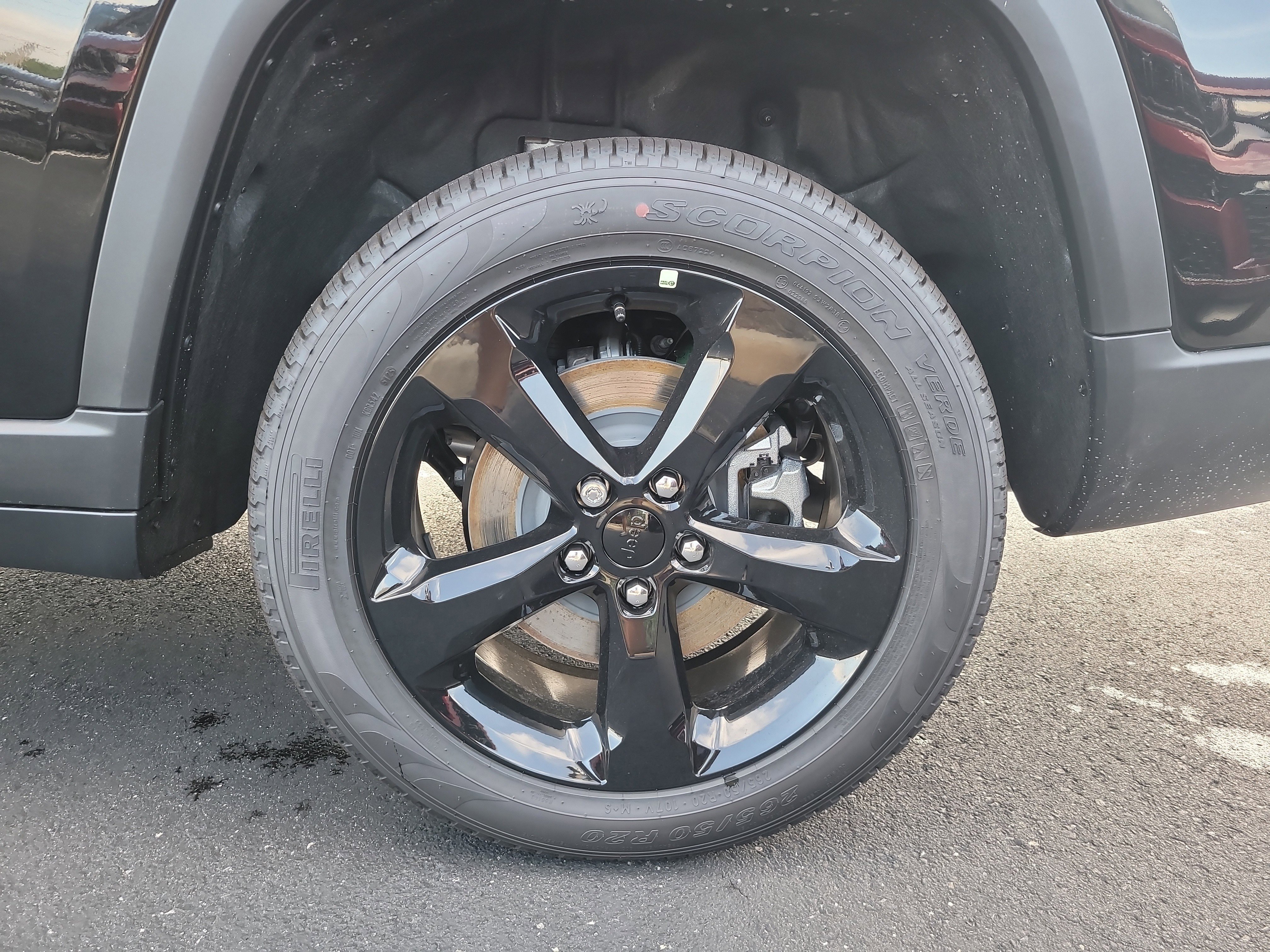 New 2026 Diamond Black Crystal Pearl-Coat Exterior Paint Jeep Limited image 9
