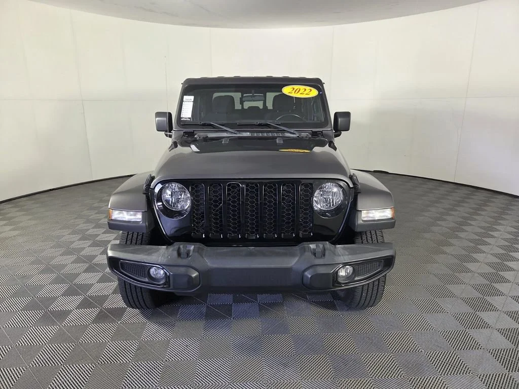 Used 2022 Granite Crystal Metallic Clearcoat Jeep Altitude image 3