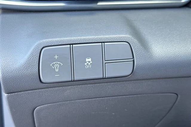 Used 2025 White Hyundai SEL Convenience image 32